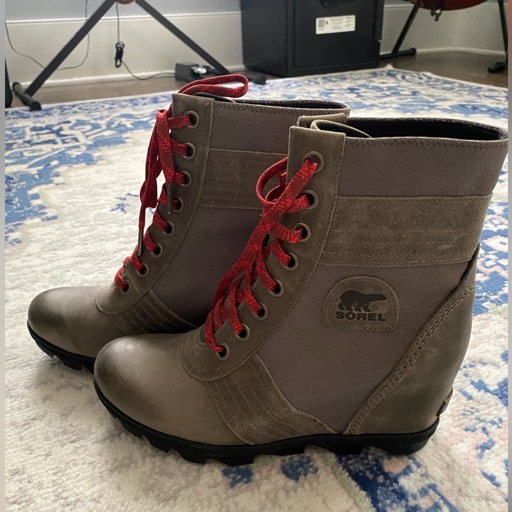 BRAND NEW without tags Sorel Lexie wedge. Rare color. Size 11.